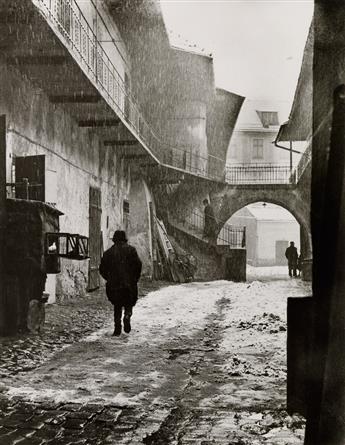 VISHNIAC, ROMAN (1897-1990) Portfolio titled The Vanished World.